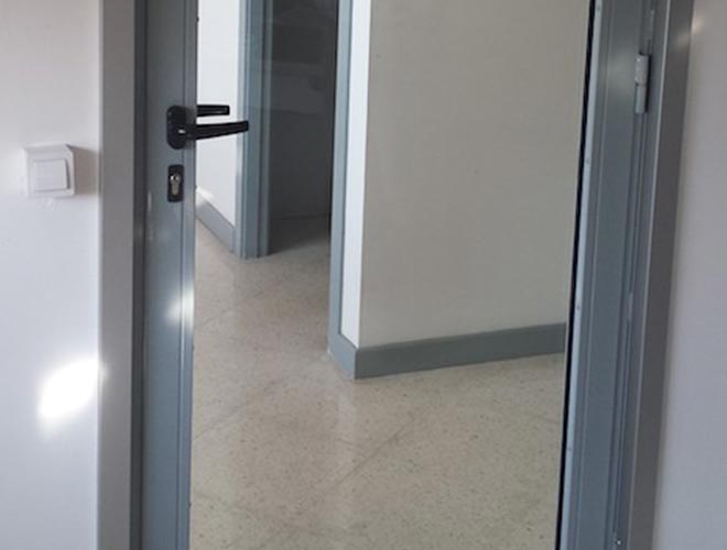 EZ Acoustic’s metallic doors are made out of tubular steel frame with one or two leaves filled with soundproofing and sound-absorbing material layers. Due to their elevated isolating levels, this type of doors is perfect for areas that require high acoustic sealing.