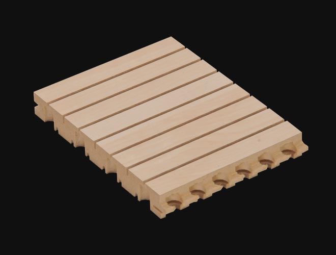 Panel acústico con cualidades estéticas y técnicas. Al nivel técnico, EZ Wood Panel G001 tiene un alto coeficiente de absorción. Estéticamente posee un diseño linear y elegante que puede ser incluido en los interiores de espacios que demanden cualidades mas que las acústicas.