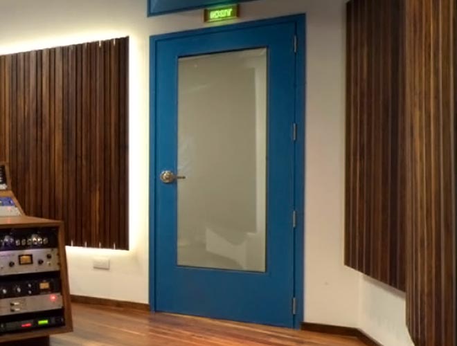 EZ Acoustics’ wooden doors are isophonic and tested in laboratories. These doors follow each of the acoustic isolation norms UNE EN ISO 140-3: 1995. dB isolation varies depending on the materials used in the making of the door core.